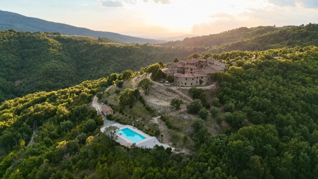Veduta aerea del restaurato Borgo Braila tra le colline umbre