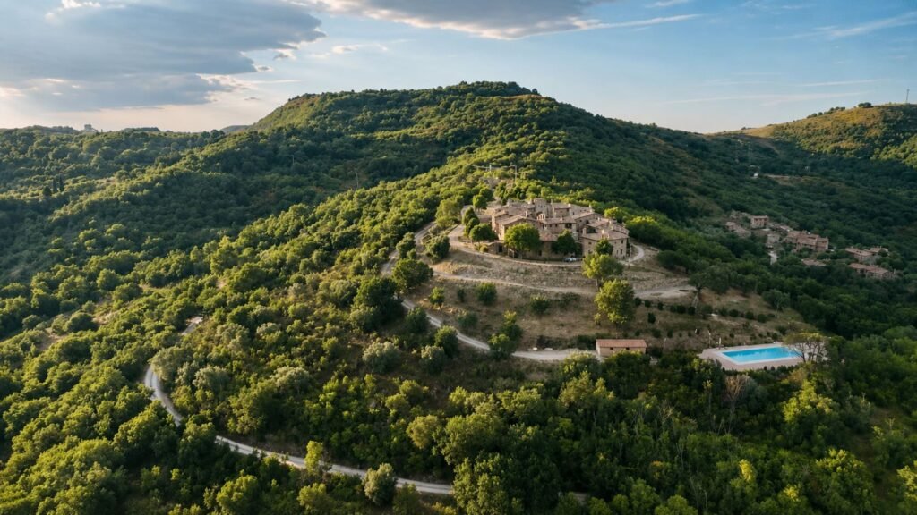 Veduta aerea di Borgo Braila e della campagna umbra circostante con gli uliveti