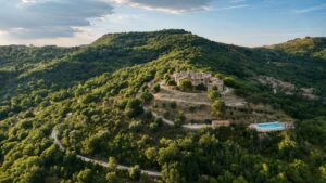 Veduta aerea di Borgo Braila e della campagna umbra circostante con gli uliveti