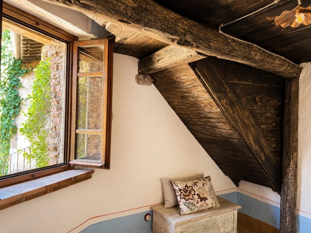 Camera da letto con travi a vista e materiali naturali in un appartamento di Borgo Braila, Borgo Braila