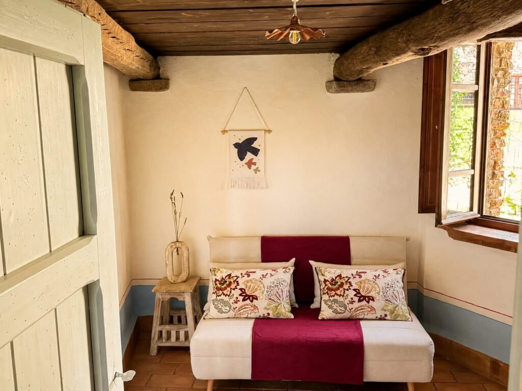 Camera da letto con travi a vista e materiali naturali in un appartamento di Borgo Braila, Borgo Braila