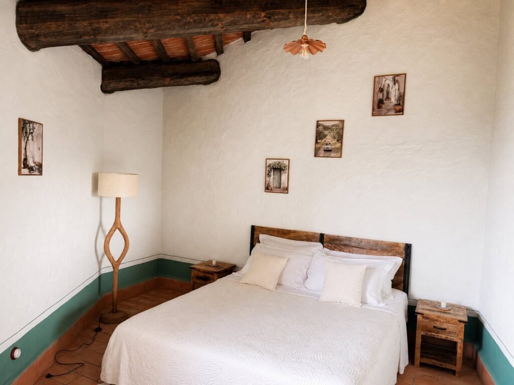 Camera da letto con travi a vista e materiali naturali in un appartamento di Borgo Braila, Borgo Braila