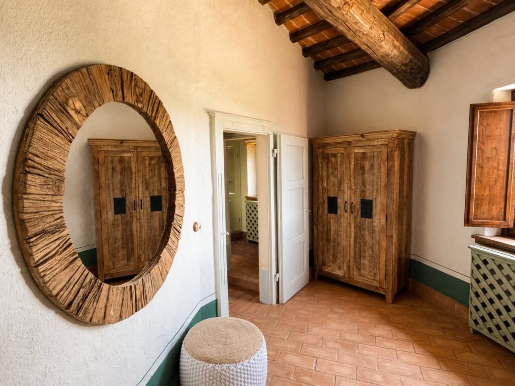 Camera da letto con travi a vista e materiali naturali in un appartamento di Borgo Braila, Borgo Braila