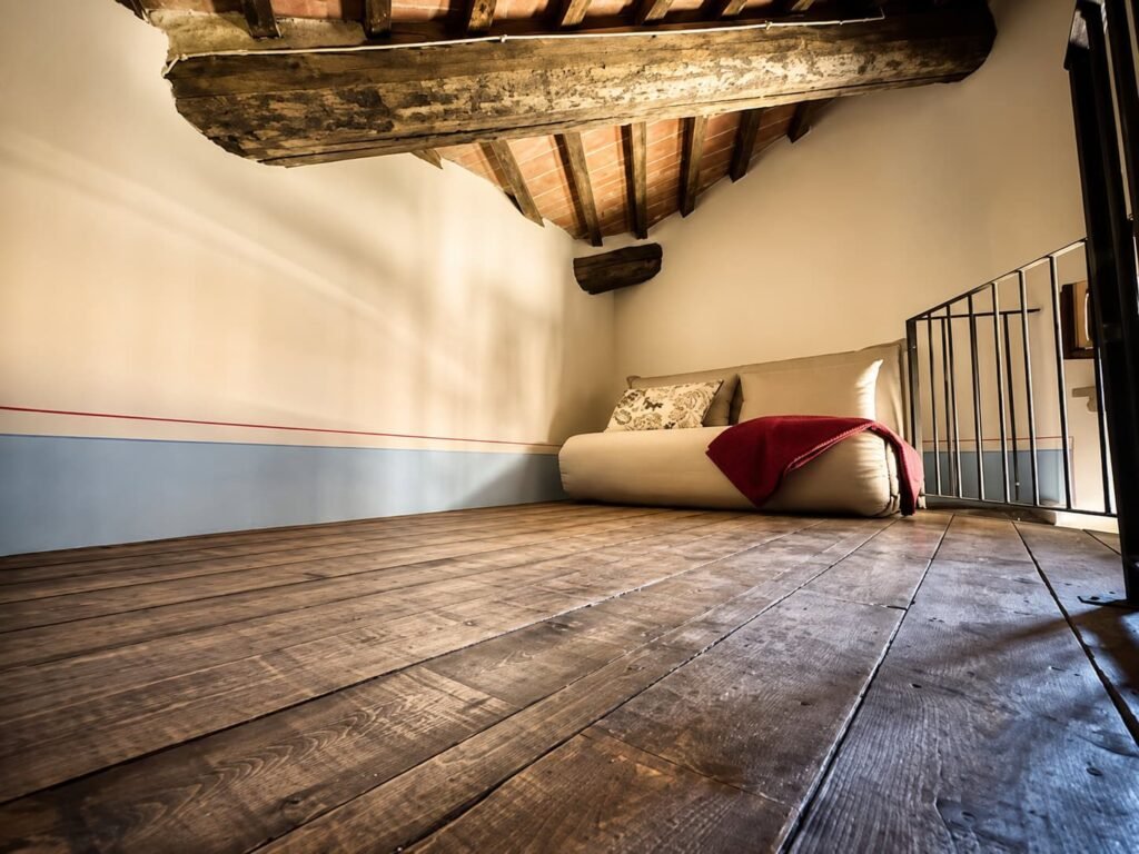 Camera da letto con travi a vista e materiali naturali in un appartamento di Borgo Braila, Borgo Braila