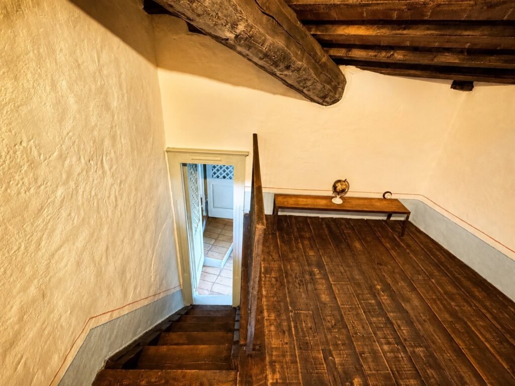 Camera da letto con travi a vista e materiali naturali in un appartamento di Borgo Braila, Borgo Braila
