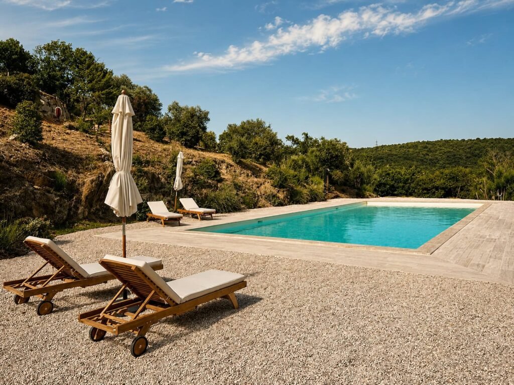 Terrazza solarium accanto alla piscina in travertino a Borgo Braila, Umbria