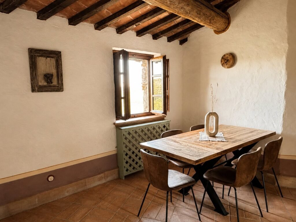 Zona pranzo con travi a vista nell'appartamento Il belvedere a Borgo Braila