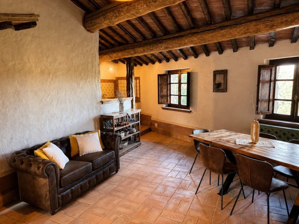 Zona pranzo con travi a vista nell'appartamento Il belvedere a Borgo Braila