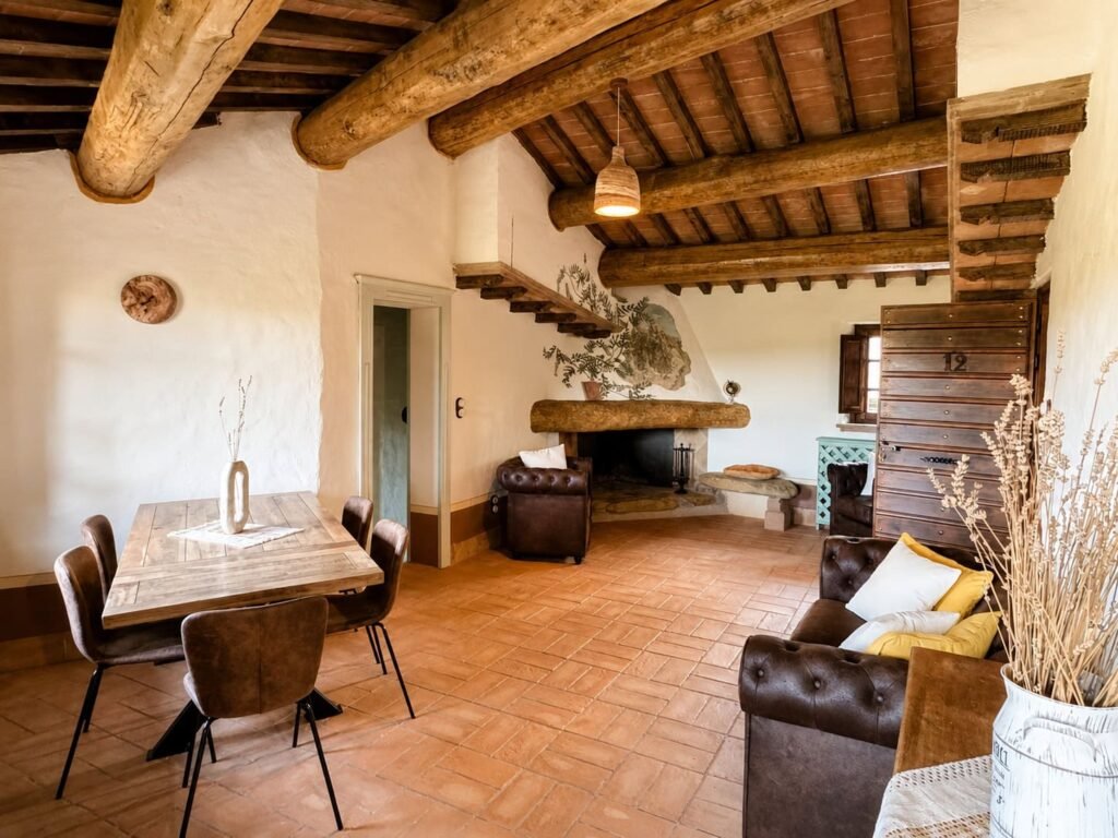 Soggiorno con camino nell'appartamento Il belvedere a Borgo Braila, Umbria