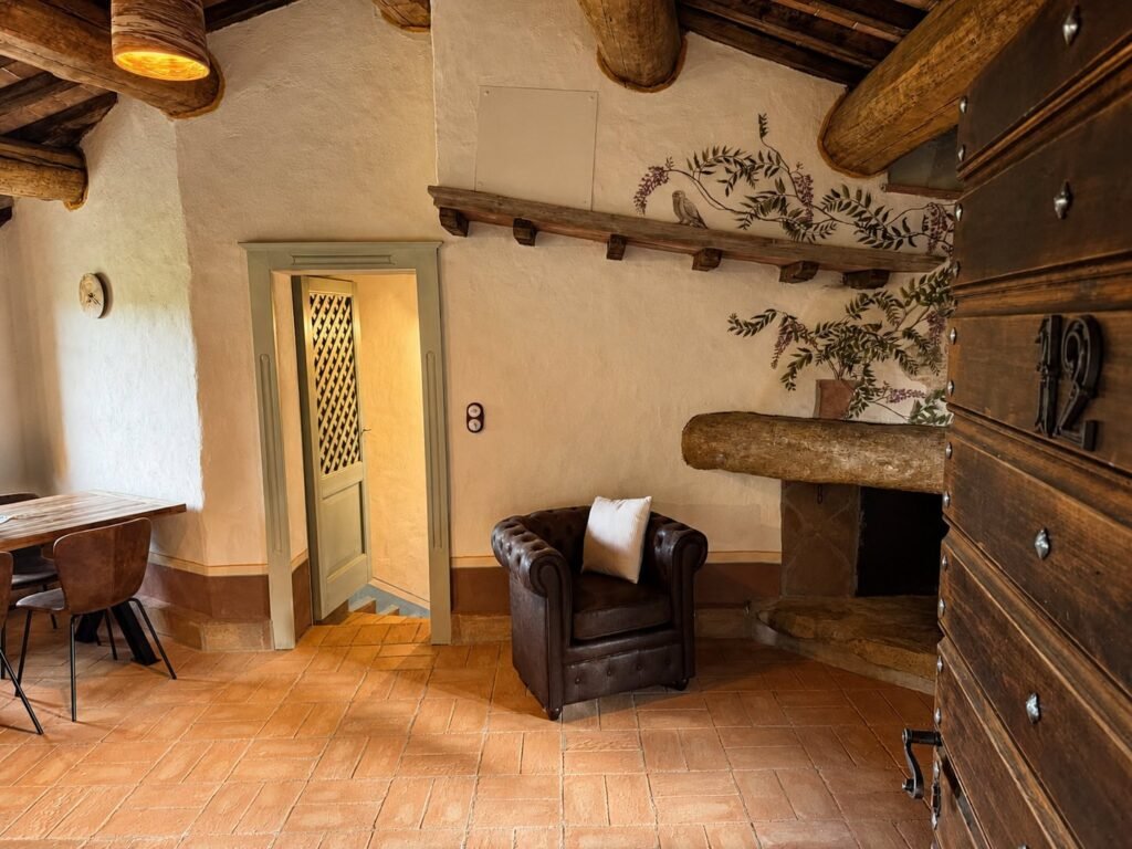 Soggiorno con camino nell'appartamento Il belvedere a Borgo Braila, Umbria