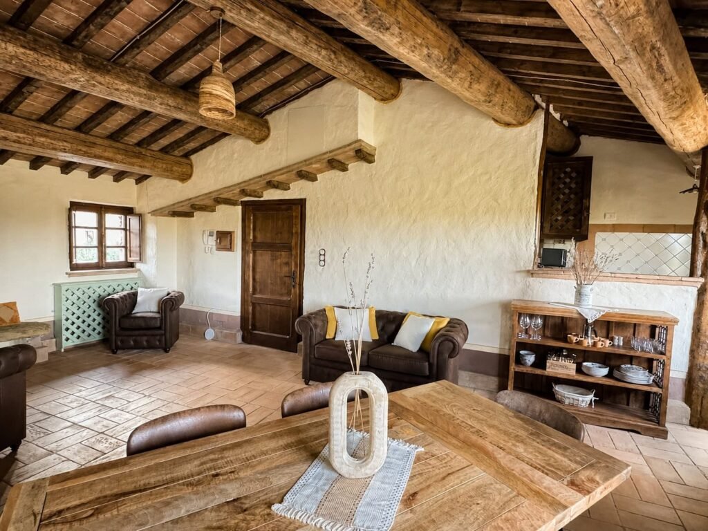 Zona giorno accogliente con luce naturale nell'appartamento Il belvedere a Borgo Braila