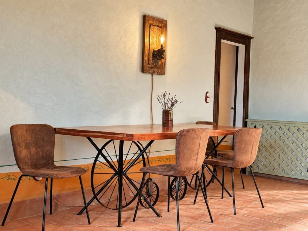 Tavolo da pranzo con sedie in velluto nell'appartamento La Dimora del Levante, Borgo Braila, Umbria