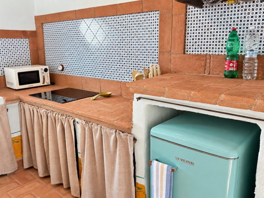 Piano cucina con piastrelle blu e frigorifero rétro nell'appartamento La Dimora del Levante, Borgo Braila, Umbria