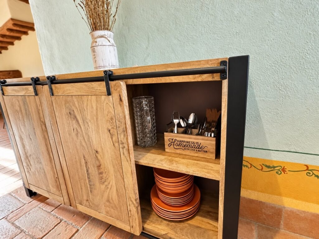 Credenza con ante scorrevoli, piatti e posate nell'appartamento La Dimora del Levante, Borgo Braila, Umbria