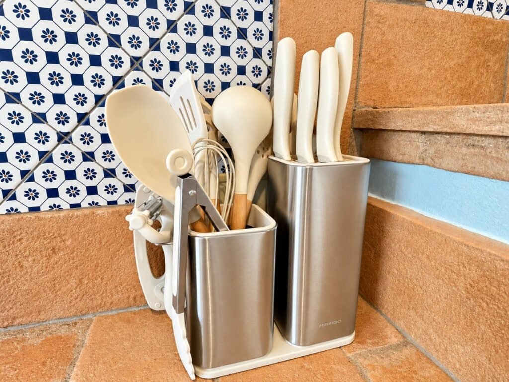 Utensili da cucina sul piano in cotto nell'appartamento La Dimora del Levante, Borgo Braila, Umbria