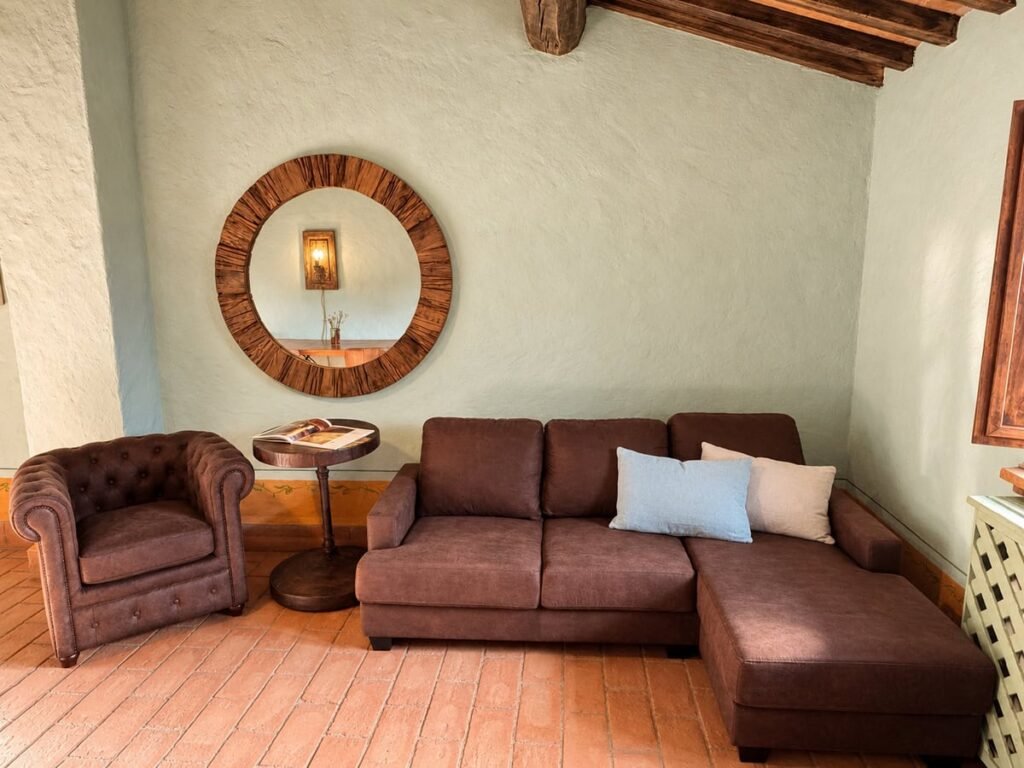 Angolo salotto con divano e poltrona chesterfield nell'appartamento La Dimora del Levante, Borgo Braila, Umbria