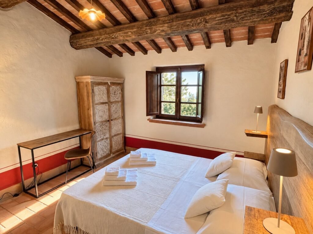 Camera da letto con letto matrimoniale e armadio nell'appartamento La Dimora del Levante, Borgo Braila, Umbria