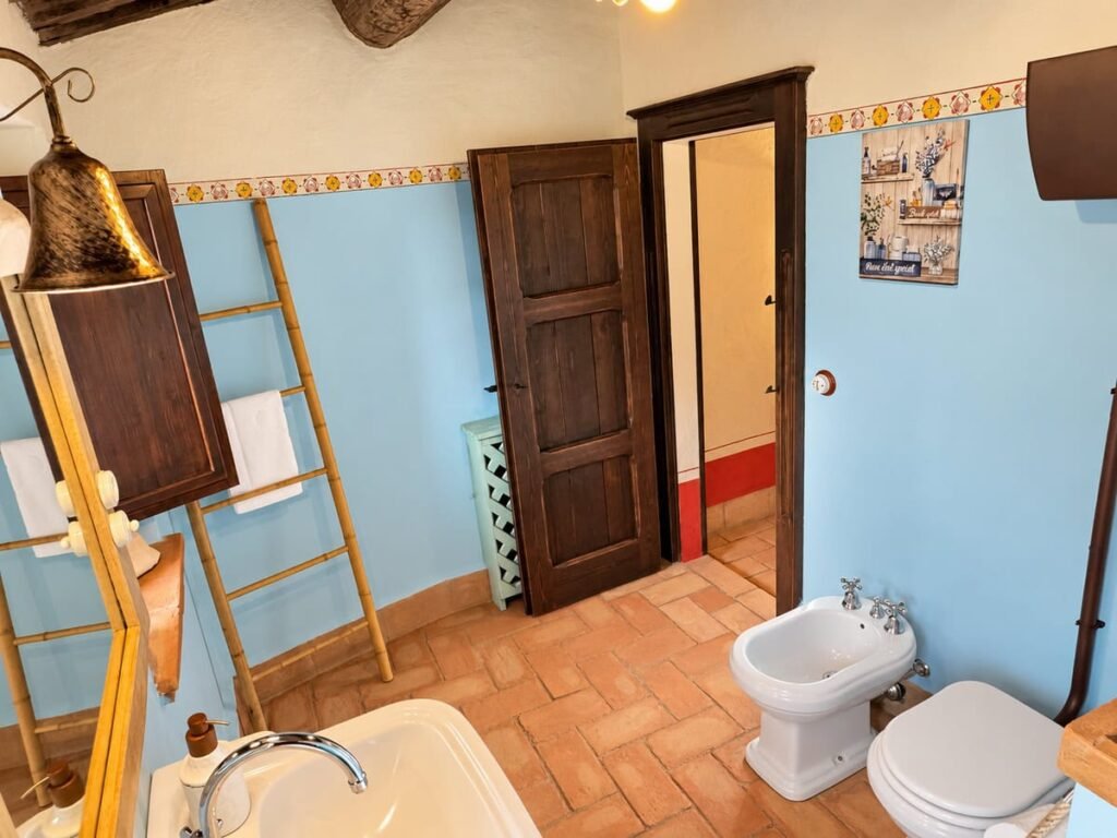 Bagno con scala portasciugamani e bidet nell'appartamento La Dimora del Levante, Borgo Braila, Umbria