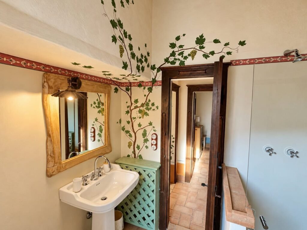 Bagno con edera dipinta a mano e lavabo a colonna nell'appartamento La Dimora del Levante, Borgo Braila, Umbria