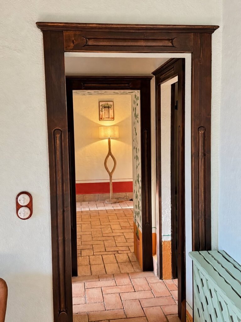 Vista attraverso la porta verso la camera da letto nell'appartamento La Dimora del Levante, Borgo Braila, Umbria