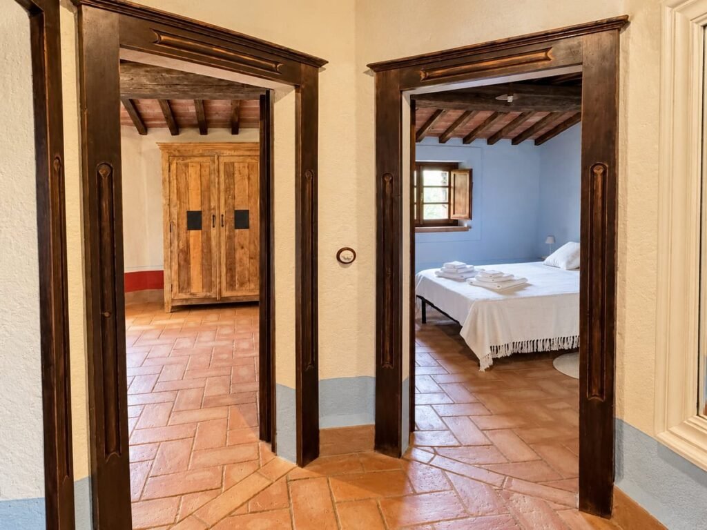 Vista attraverso le porte verso le camere da letto nell'appartamento La Casa Nobile, Borgo Braila, Umbria
