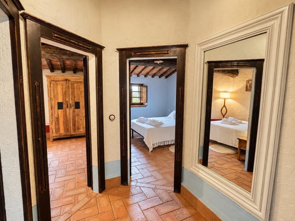 Corridoio con grande specchio incorniciato nell'appartamento La Casa Nobile, Borgo Braila, Umbria